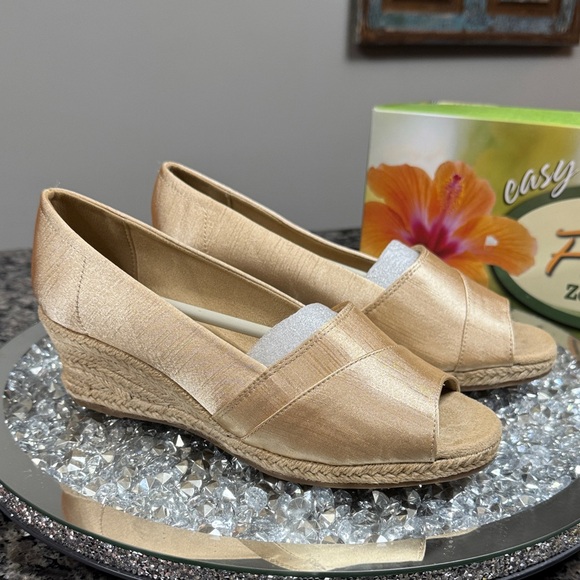 Women’s Jasper Champagne gold satin Espadrille Wedge Slip-On Shoes NEW 8 Wide - Picture 4 of 13